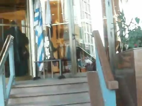 Demi Lovato Saludando en el hotel Radisson Uruguay 29_04_12 1176
