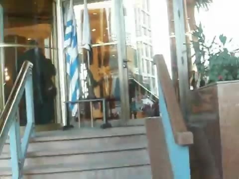 Demi Lovato Saludando en el hotel Radisson Uruguay 29_04_12 1178