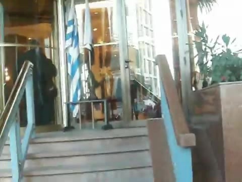 Demi Lovato Saludando en el hotel Radisson Uruguay 29_04_12 1180