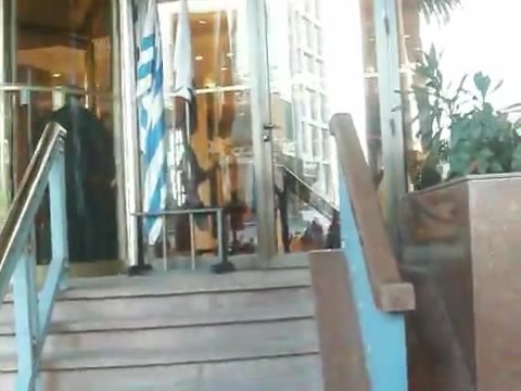 Demi Lovato Saludando en el hotel Radisson Uruguay 29_04_12 1205