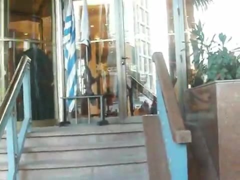 Demi Lovato Saludando en el hotel Radisson Uruguay 29_04_12 1206