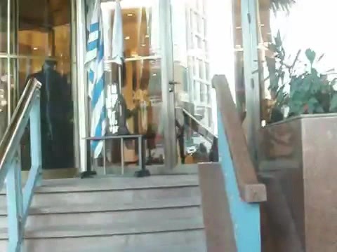 Demi Lovato Saludando en el hotel Radisson Uruguay 29_04_12 1212