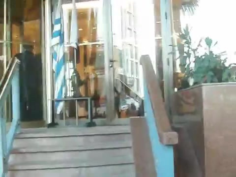 Demi Lovato Saludando en el hotel Radisson Uruguay 29_04_12 1219