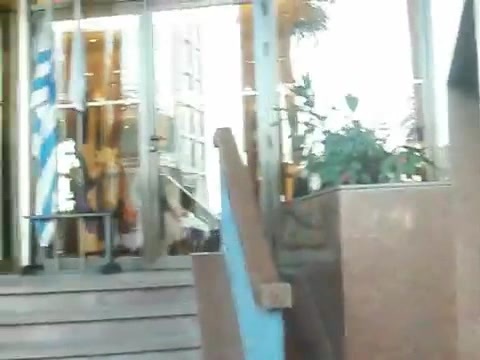 Demi Lovato Saludando en el hotel Radisson Uruguay 29_04_12 1249