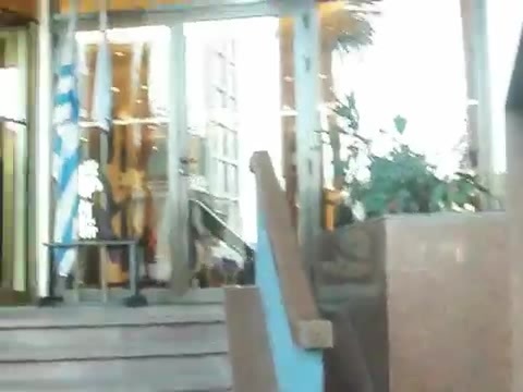 Demi Lovato Saludando en el hotel Radisson Uruguay 29_04_12 1255