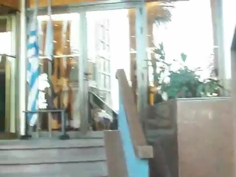 Demi Lovato Saludando en el hotel Radisson Uruguay 29_04_12 1257