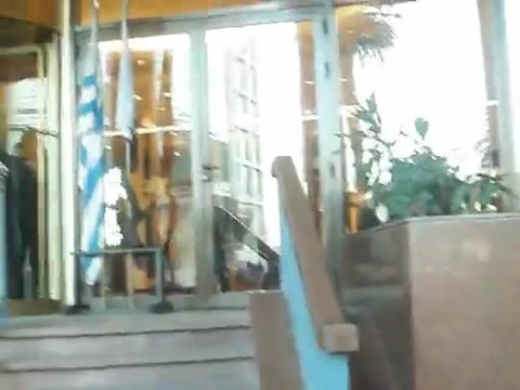 Demi Lovato Saludando en el hotel Radisson Uruguay 29_04_12 1261
