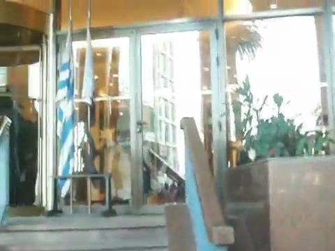 Demi Lovato Saludando en el hotel Radisson Uruguay 29_04_12 1270
