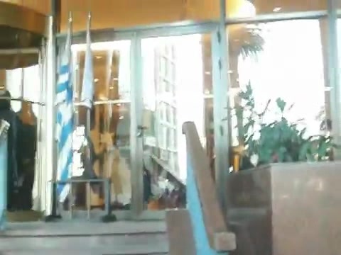 Demi Lovato Saludando en el hotel Radisson Uruguay 29_04_12 1273