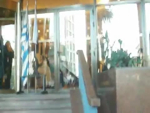 Demi Lovato Saludando en el hotel Radisson Uruguay 29_04_12 1279