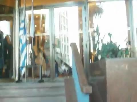 Demi Lovato Saludando en el hotel Radisson Uruguay 29_04_12 1280