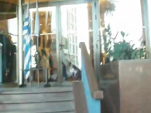 Demi Lovato Saludando en el hotel Radisson Uruguay 29_04_12 1283
