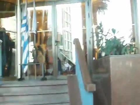 Demi Lovato Saludando en el hotel Radisson Uruguay 29_04_12 1285