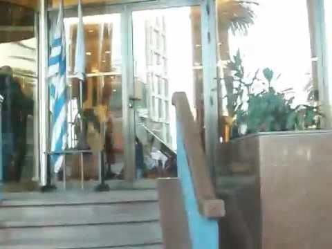 Demi Lovato Saludando en el hotel Radisson Uruguay 29_04_12 1287
