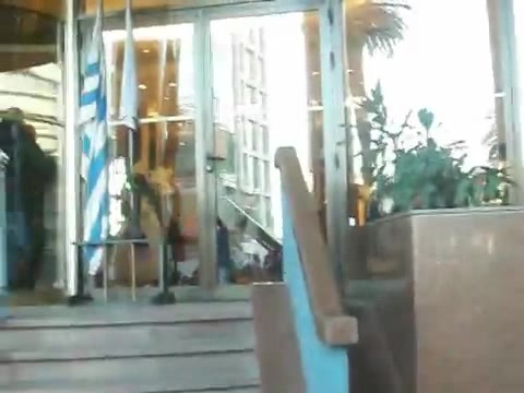 Demi Lovato Saludando en el hotel Radisson Uruguay 29_04_12 1289