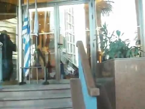Demi Lovato Saludando en el hotel Radisson Uruguay 29_04_12 1290