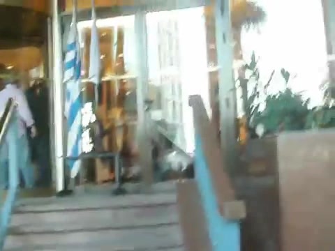 Demi Lovato Saludando en el hotel Radisson Uruguay 29_04_12 1337