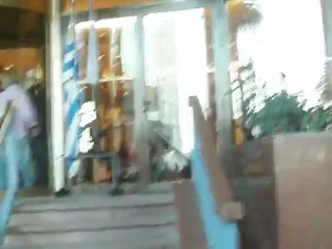 Demi Lovato Saludando en el hotel Radisson Uruguay 29_04_12 1339