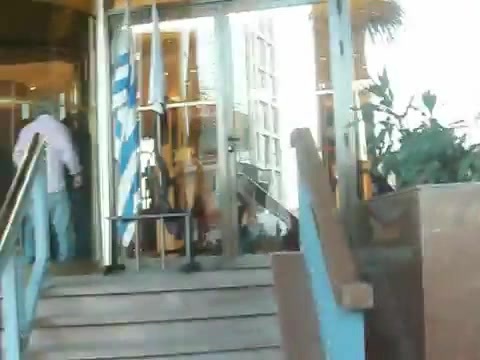 Demi Lovato Saludando en el hotel Radisson Uruguay 29_04_12 1343