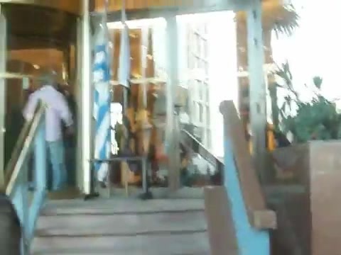 Demi Lovato Saludando en el hotel Radisson Uruguay 29_04_12 1349