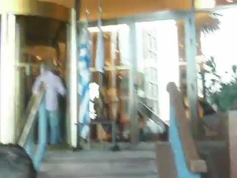 Demi Lovato Saludando en el hotel Radisson Uruguay 29_04_12 1356