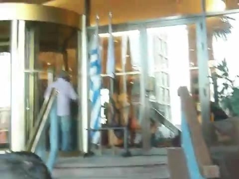 Demi Lovato Saludando en el hotel Radisson Uruguay 29_04_12 1361