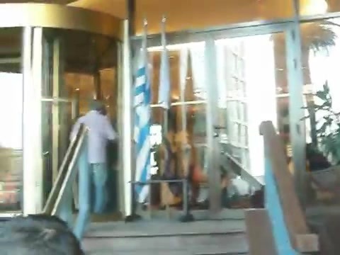 Demi Lovato Saludando en el hotel Radisson Uruguay 29_04_12 1364