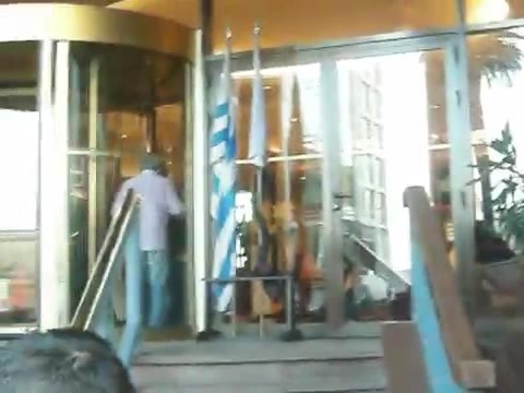 Demi Lovato Saludando en el hotel Radisson Uruguay 29_04_12 1366