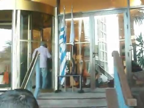 Demi Lovato Saludando en el hotel Radisson Uruguay 29_04_12 1368