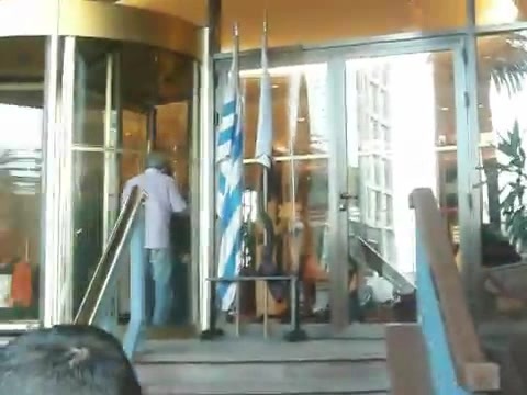 Demi Lovato Saludando en el hotel Radisson Uruguay 29_04_12 1370
