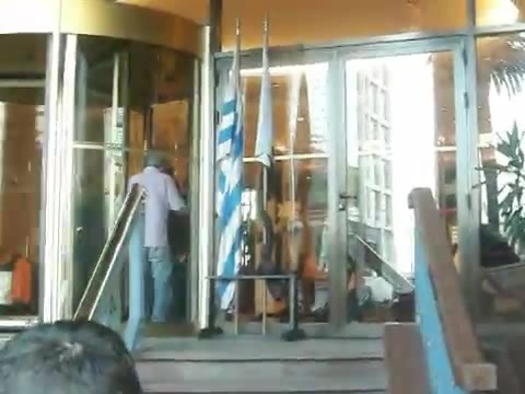 Demi Lovato Saludando en el hotel Radisson Uruguay 29_04_12 1374