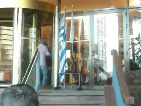 Demi Lovato Saludando en el hotel Radisson Uruguay 29_04_12 1377