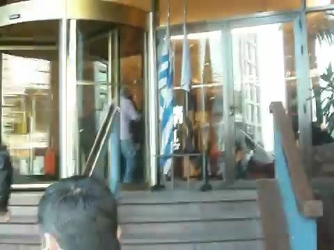 Demi Lovato Saludando en el hotel Radisson Uruguay 29_04_12 1385
