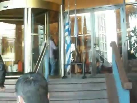 Demi Lovato Saludando en el hotel Radisson Uruguay 29_04_12 1386
