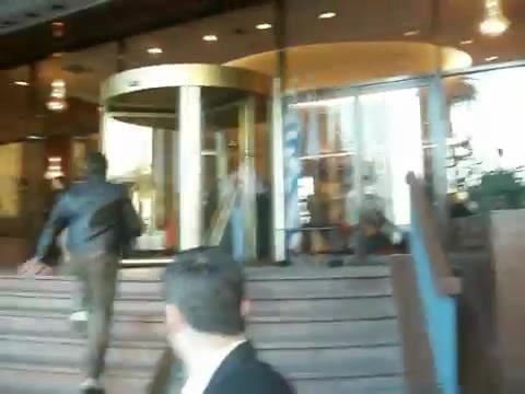 Demi Lovato Saludando en el hotel Radisson Uruguay 29_04_12 1394