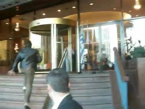 Demi Lovato Saludando en el hotel Radisson Uruguay 29_04_12 1397