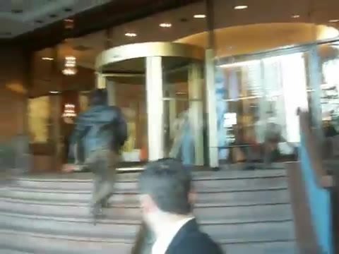 Demi Lovato Saludando en el hotel Radisson Uruguay 29_04_12 1404