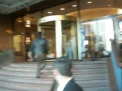 Demi Lovato Saludando en el hotel Radisson Uruguay 29_04_12 1405