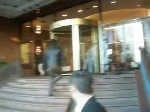 Demi Lovato Saludando en el hotel Radisson Uruguay 29_04_12 1407