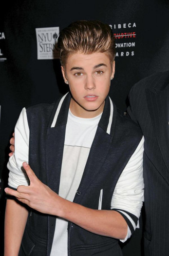 justinbieberhammer (2) - Justin Bieber cu CIOCANUL in public New York City