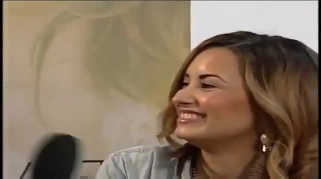 Demi Lovato Talks About Almost Hitting Paul McCartney (480) - Demi Talks About Almost Hitting And Paul McCartney With Her Car Globo TV Brazil Part oo1