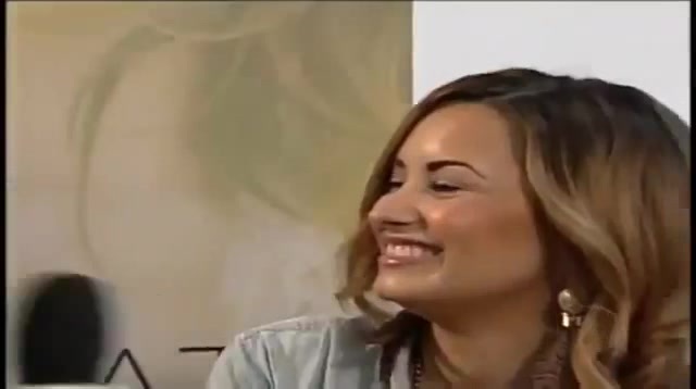 Demi Lovato Talks About Almost Hitting Paul McCartney (481) - Demi Talks About Almost Hitting And Paul McCartney With Her Car Globo TV Brazil Part oo1
