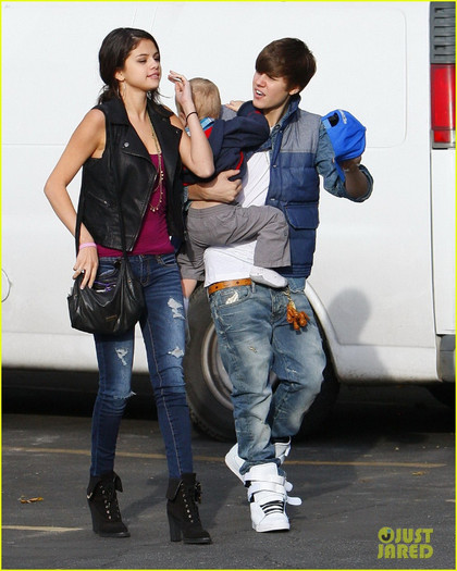 justin-bieber-selena-gomez-benihana-05 - Jelena Benihana Buddies---February 2012