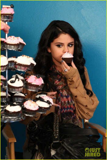 selena-gomez-z100-visit-06