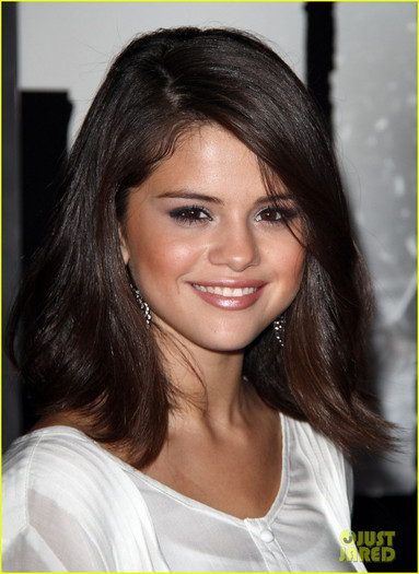 selena-gomez-the-thing-premiere-05