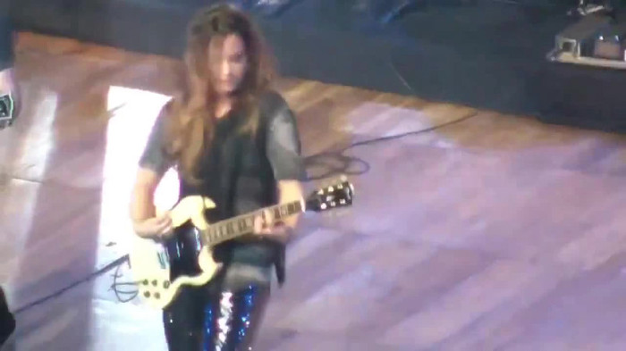 Demi Lovato Gets Hit By Light Stick _ São Paulo_ Brazil _ La La Land 065