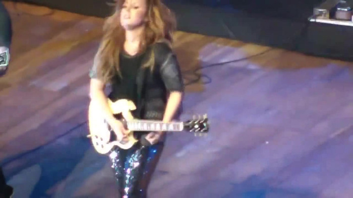 Demi Lovato Gets Hit By Light Stick _ São Paulo_ Brazil _ La La Land 088