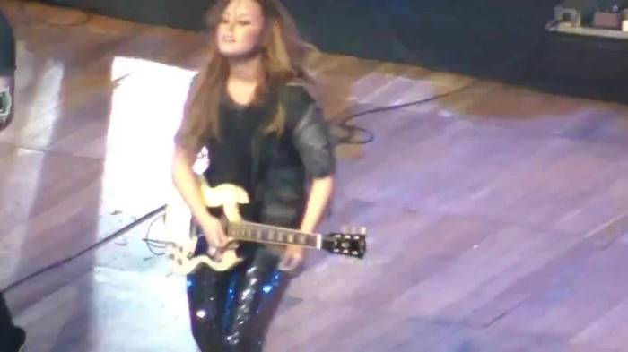 Demi Lovato Gets Hit By Light Stick _ São Paulo_ Brazil _ La La Land 091