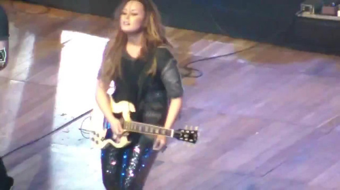 Demi Lovato Gets Hit By Light Stick _ São Paulo_ Brazil _ La La Land 092