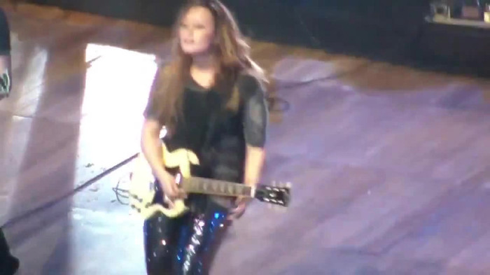 Demi Lovato Gets Hit By Light Stick _ São Paulo_ Brazil _ La La Land 095
